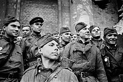 Группа пешей разведки лейтенанта С.Е.Сорокина у Рейхстага, Провоторов — крайний слева