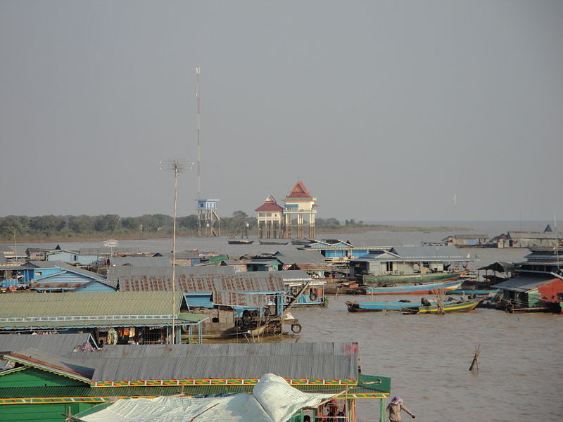 Файл:Buddhist temple on Tonle Sap.JPG