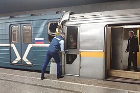 Машинист у врезавшегося поезда «Яуза» (справа)