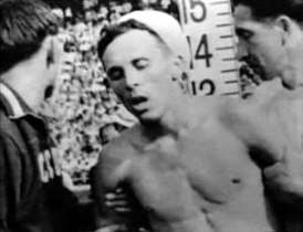 Матч СССР — США по лёгкой атлетике 1959 года. Хуберт Пярнакиви после финиша забега на 10 000 м. Кадр из фильма «Спорт, спорт, спорт»
