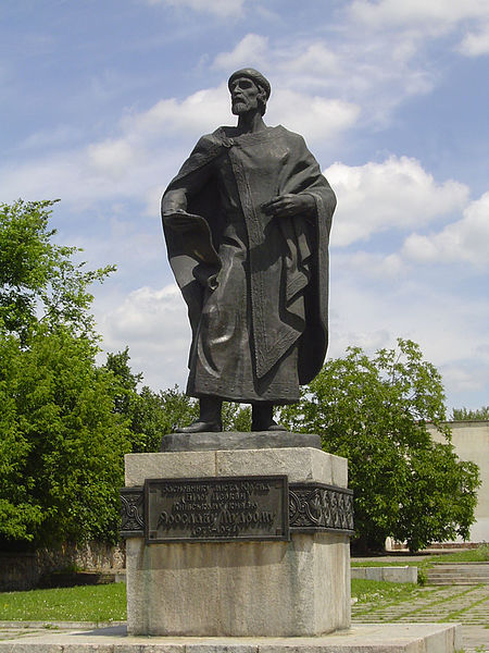 Файл:Yaroslaw the Wise statue CLEAR.JPG