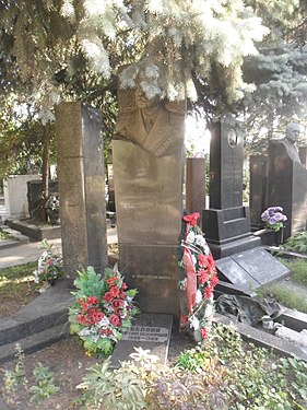 Могила Белова на Новодевичьем кладбище Москвы.