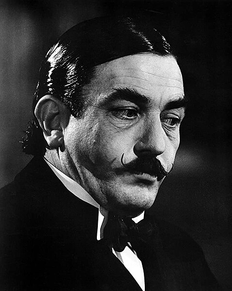 Datoteka:Albert Finney as Hercule Poirot.jpg