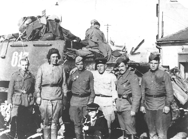 Datoteka:Rusi i partizani Kruševac 1944.jpg