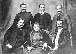 Poslenja zajednička fotografija Braće Jakšić sa majkom: stoje:Mladen, Grgur Jakšić, Brane, sede:Svetolik i Mihailo (pre 1914.)