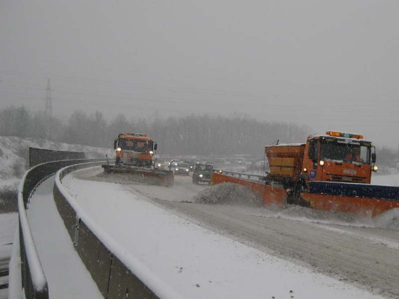 Slika:Zimska služba na avtocesti.jpg