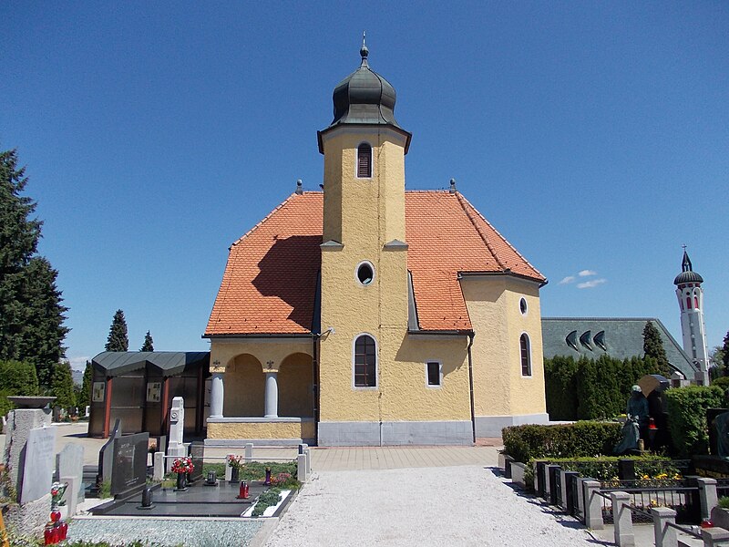 Slika:Kapela, Pobreško pokopališče, Maribor.JPG