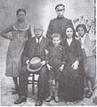 Musa Demi me familjen e tij në Filat: e shoqja, Ildizja; dy djemtë: Petriti dhe Resuli; dy vajzat: Ballkëzi dhe Safoja, Filat 1937.