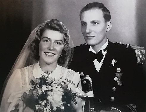 Непознати морнарички официр у свечаној одори на дан венчања у Љубљани 1940. године. На одори је истакнута Медаља за ревносну службу.[31]