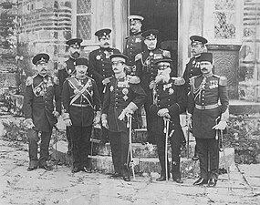 Delegacije Kraljevine Srbije, Osmanskog carstva i Kraljevine Grčke na Hilandaru 4. april 1896. godine. Delegaciju je predvodio kralj Aleksandar Obrenović, prvi ađutant general Dragutin Franasović a u pozadini su maršal dvora generalštabni major Mihailo Rašić i generalštabni major Živojin Mišić.