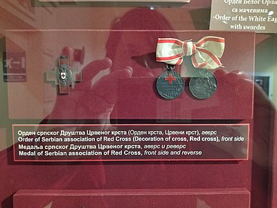 Орден Црвеног крста и Медаља за услуге Црвеног крста из 1912. године; фотографија примерка из Народног музеја у Ваљеву, 22. јануар 2022. године;