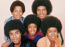 The Jackson 5: Wanachama halisi wa Jackson 5: Kutoka kushoto juu kwenda kulia ni: Marlon, Jackie Kutoka mstari wa chini wa kushoto kwenda kulia: Tito, Michael, Jermaine