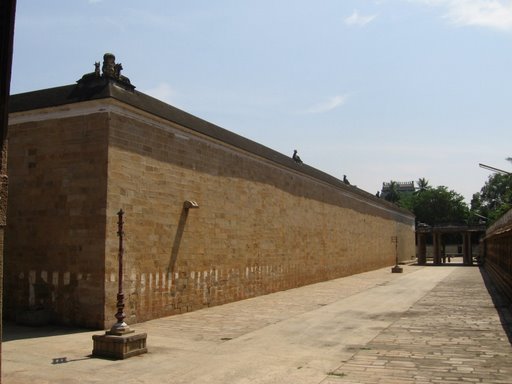 படிமம்:Thiruvanaikaval temple wall.jpg