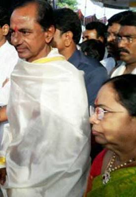 దస్త్రం:KCR pooja in Alampur Temple.jpg