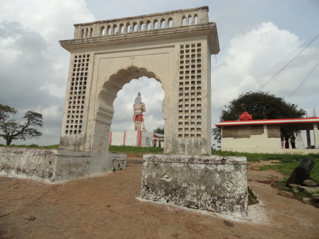 దస్త్రం:Gate way. at keesara an old structure.jpg