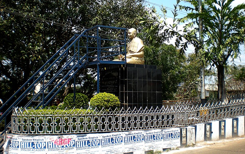 దస్త్రం:Nannaya statue Tanuku, AP.jpg