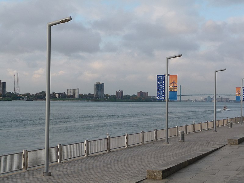 దస్త్రం:Detroit river front.JPG