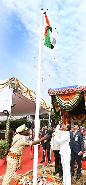 దస్త్రం:CM KCR hoists National Flag on occasion of Telangana State Formation Day 2022.jpg