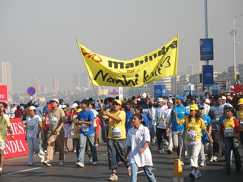 దస్త్రం:MUMBAI MARATHON ON MARINE DRIVE.jpg