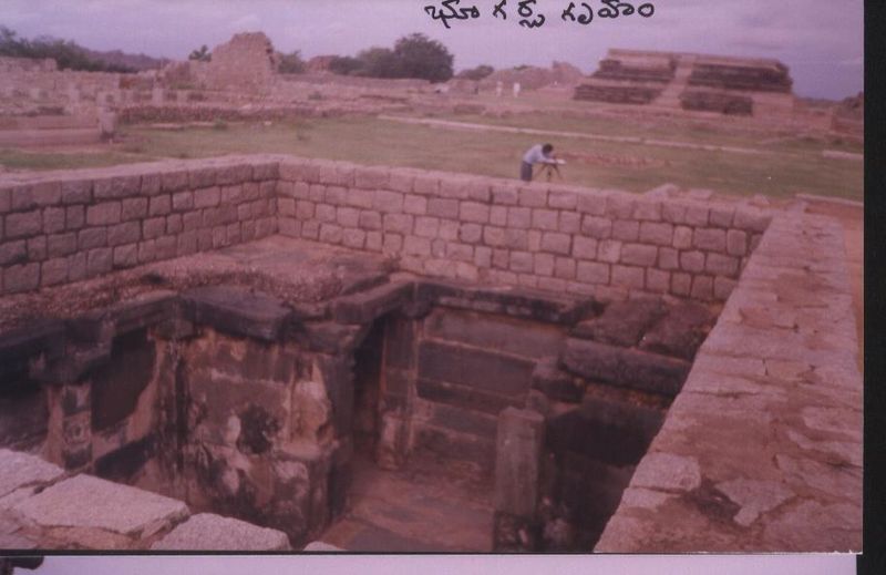 దస్త్రం:Underground house at Hampi.jpg