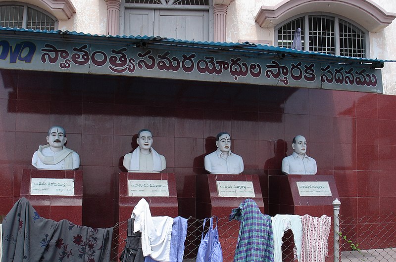 దస్త్రం:Rjy freedon fighter statues.jpg