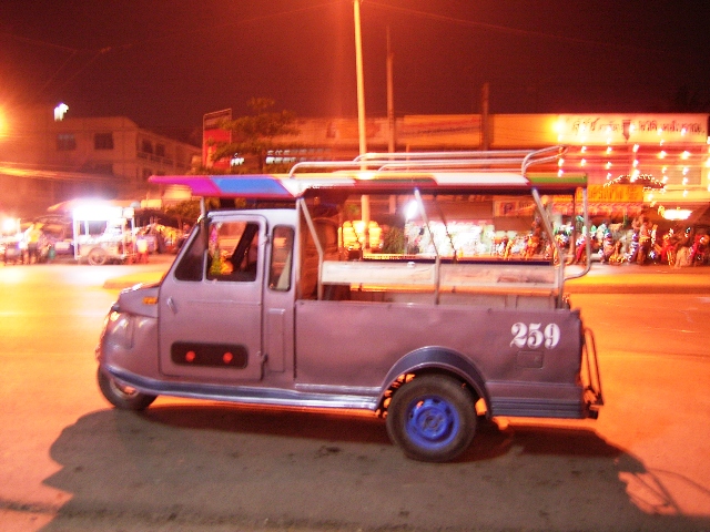 ไฟล์:Obj Ayutthaya Frog-face TukTuk.jpg