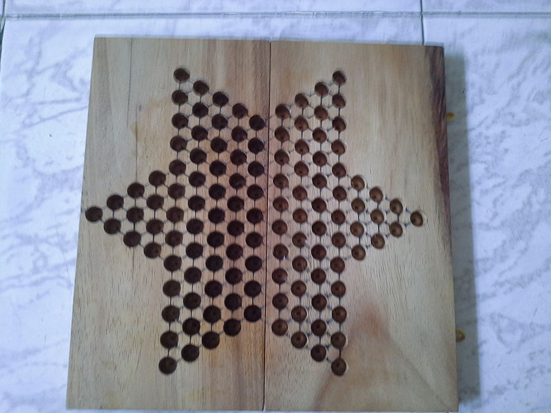 ไฟล์:Chinese checkers (only checkers board).jpg