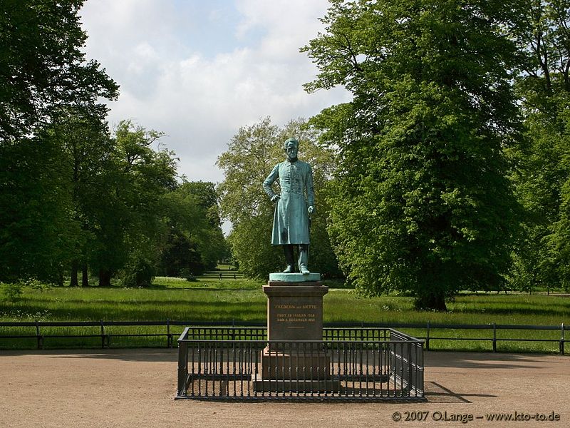 ไฟล์:Statue of King Frederick VI.jpg