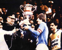Dosya:Mayıs 1981 Kenan Evren Ankaragücü kaptanı Adil Eriç'e Türkiye Kupası'nı veriyor.jpg