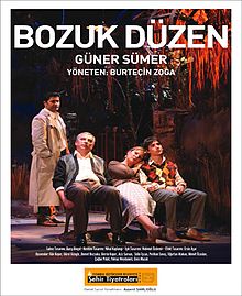 Güner Sümer'in yazdığı oyununun Şehir Tiyatroları'ndaki bir temsiline ait afişi.