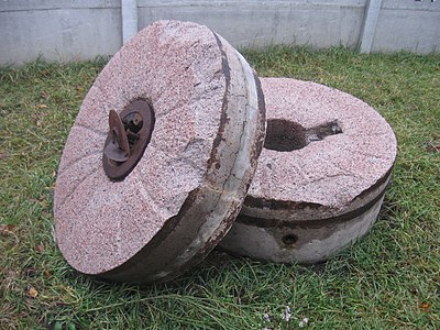 Жорна на подвір'ї краєзнавчого музею в Недригайлові на Сумщині