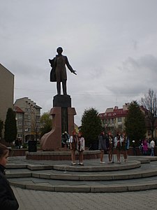 Дитячий колектив загальноосвітньої школи № 1 (Дрогобич) виступає біля пам’ятника Тарасу Шевченку.