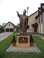 Пам'ятник Івану Павлу II біля Костелу Божого Милосердя по вул. Брюховицькій у Львові