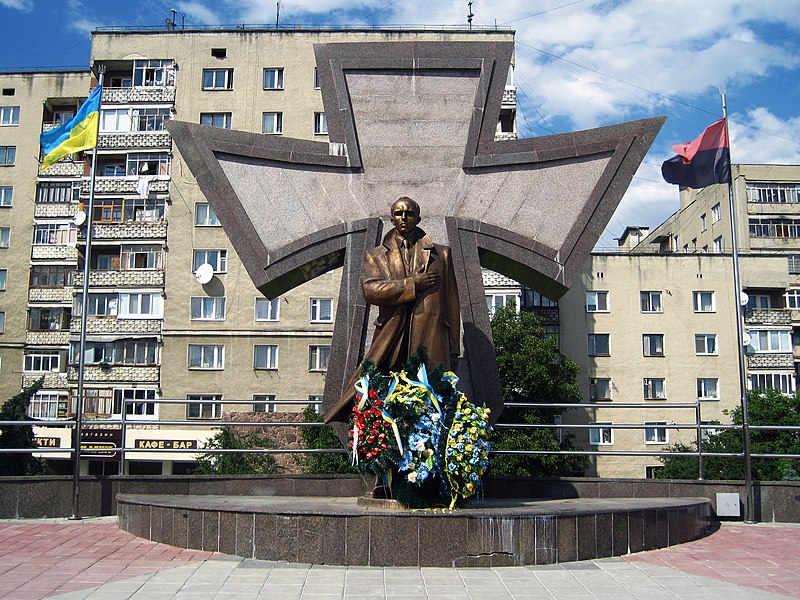 Файл:Пам'ятник Степанові Бандері в Івано-Франківську.jpg