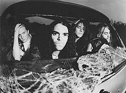 Kyuss приблизно 1992.З ліва на право: Джош Гоммі, Брант Бйорк, Джон Гарсія, Нік Олівері.