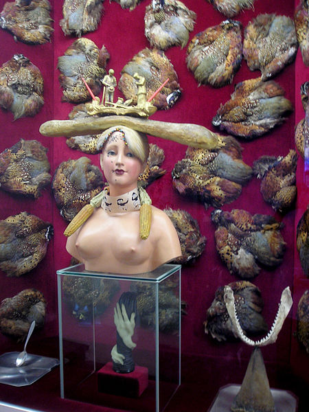 Файл:Showcase at the Theater-Museum of Dali.jpg