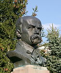 Пам'ятник Тарасові Шевченку (1995, скульптор Микола Невеселий).