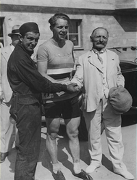 Август Гьодріх (праворуч) разом з олімпійським чемпіоном Робертом Шарпентьером. Берлінська олімпіада, 1936 рік.
