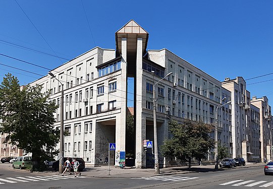 Постмодерний будинок 1980-х років, спроєктований під впливом цегляного стилю. Костянтинівська вулиця, 59.