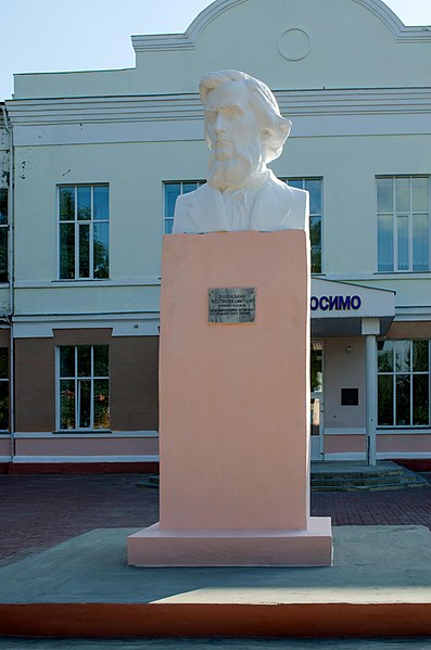 Файл:Новгород-Сіверський. Пам'ятник К.Д.Ушинському.JPG