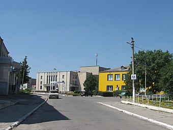 У центрі Ярмолинців (на під'їзді до центрального майдану — площі 600–річчя Ярмолинець)