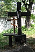 Пам'ятні хрести поруч з місцем зруйнованої церкви