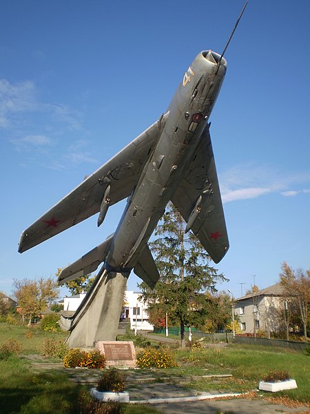 Файл:Літак на постаменті Краснокутськ.JPG