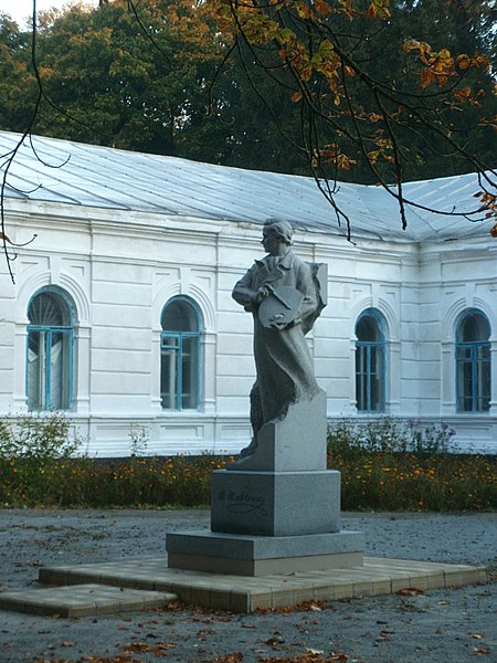 Файл:Седнів. Фрагмент садиби Лизогуба з пам'ятником Шевченку.JPG