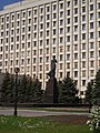 Пам'ятник, ракурс (на тлі ЦВК України)