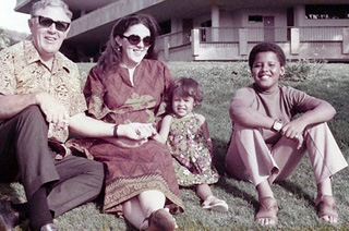 Tập tin:Ann Dunham with father and children.jpg