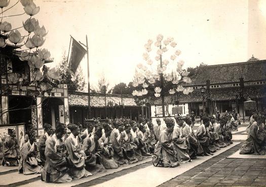 Tập tin:LAYs preliminaires au palais CanChanh2.jpg