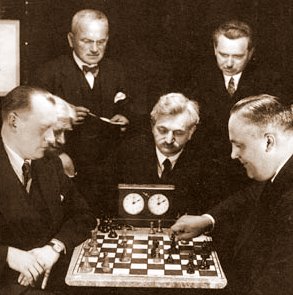 Tập tin:Alexander Alekhine playing chess against Efim Bogoljubov.jpg