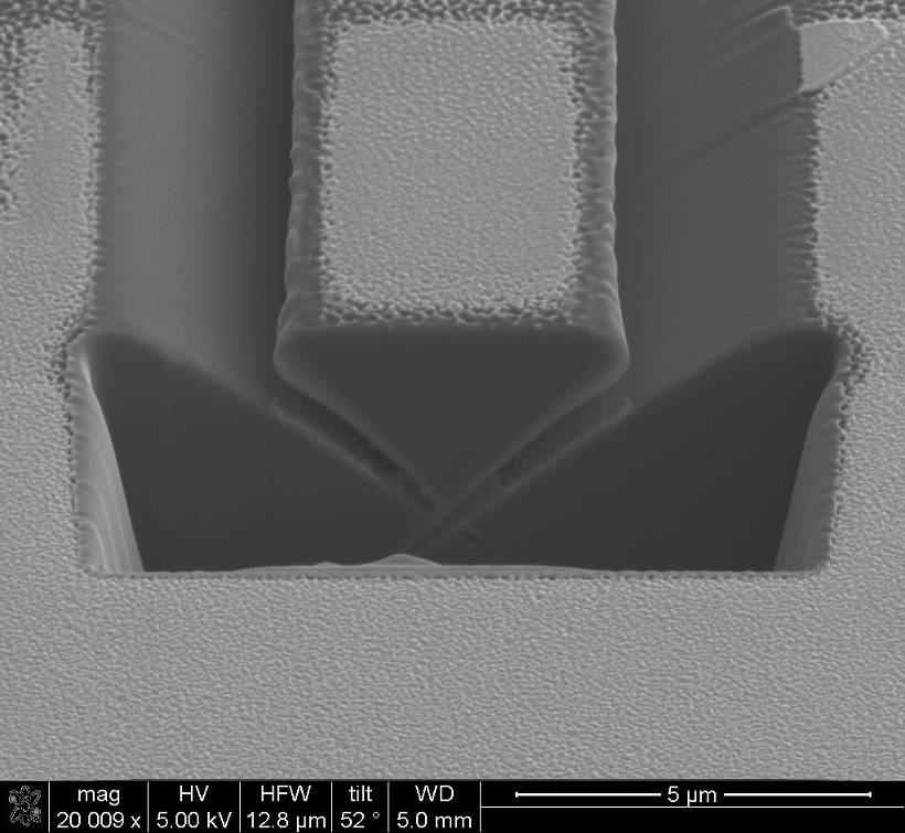 Ảnh chụp SEM lớp cắt màng mỏng để tạo mẫu mỏng cho TEM từ FIB (chụp trên thiết bị FEI Nova NanoLab 2000 tại Glasgow).