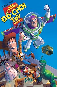 Trong poster là cảnh Woody nắm lấy Buzz Lightyear khi Buzz bay trong phòng của Andy. Bên dưới là những đồ chơi khác đang theo dõi bộ đôi, bao gồm Mr. Potato Head, Hamm và Rex.